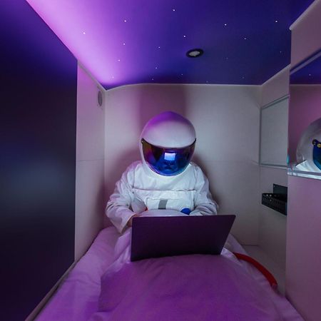 Capsule Hotel Constellation 91 Lviv Buitenkant foto