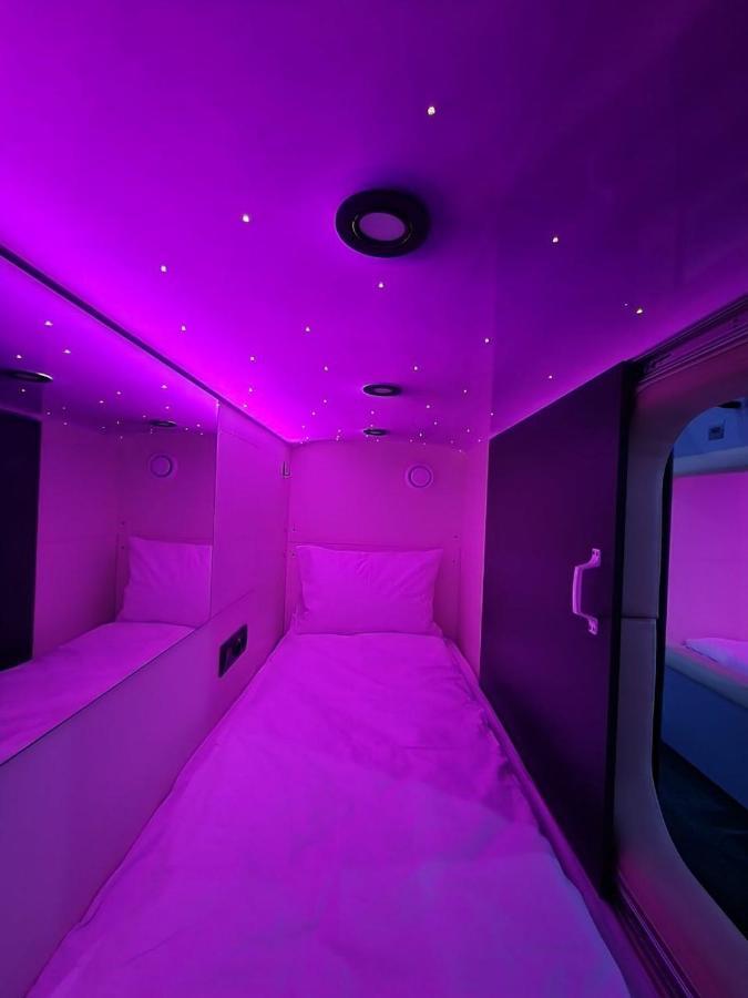 Capsule Hotel Constellation 91 Lviv Buitenkant foto