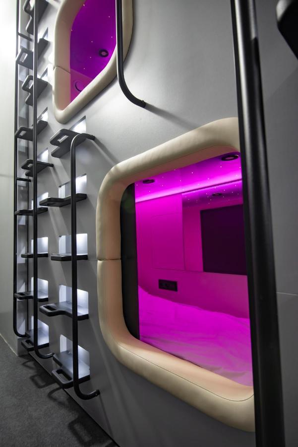 Capsule Hotel Constellation 91 Lviv Buitenkant foto