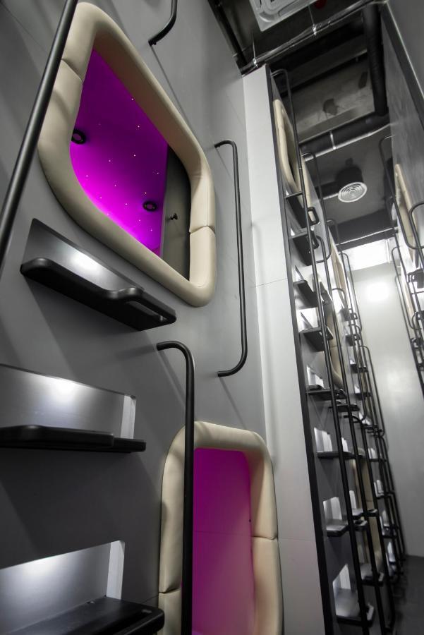 Capsule Hotel Constellation 91 Lviv Buitenkant foto