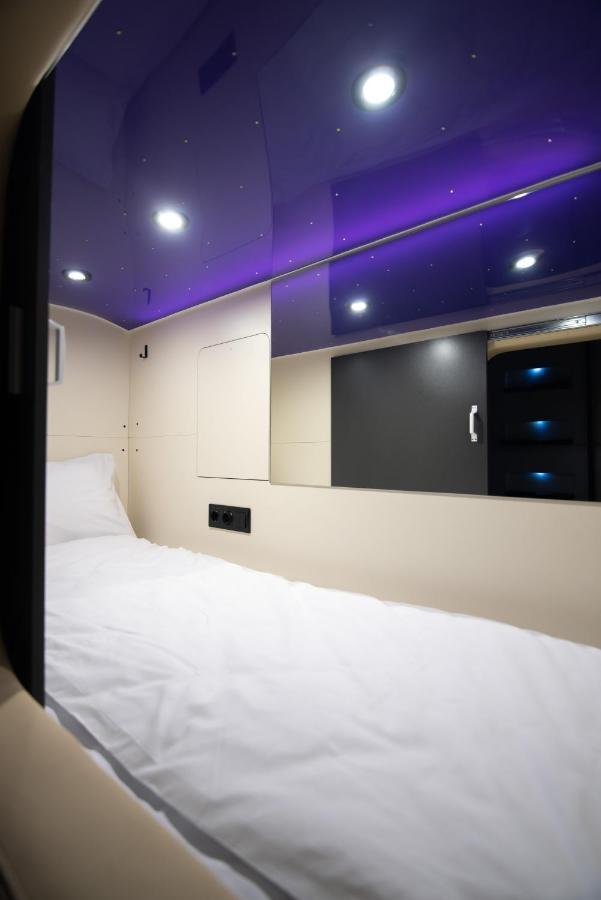 Capsule Hotel Constellation 91 Lviv Buitenkant foto