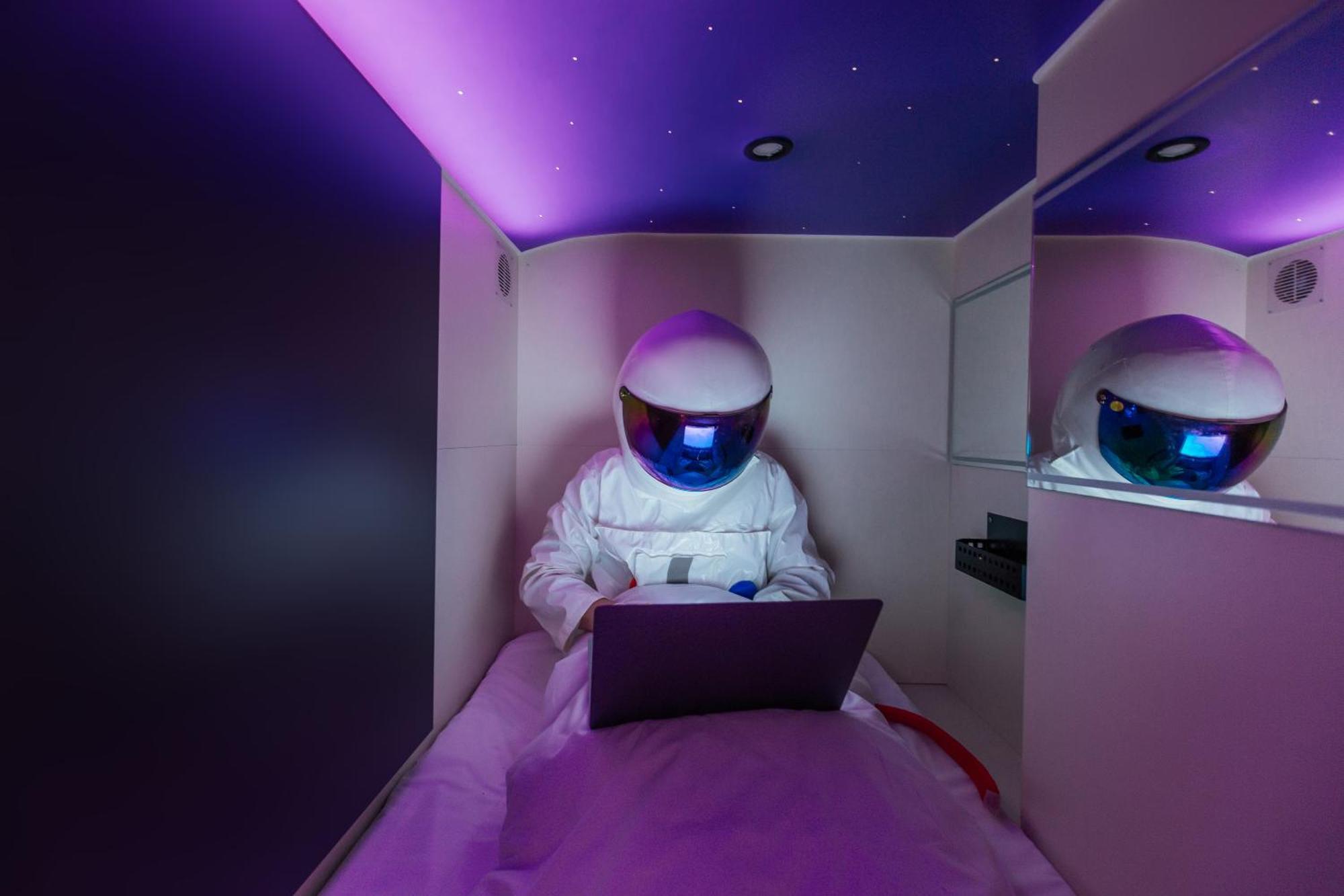 Capsule Hotel Constellation 91 Lviv Buitenkant foto