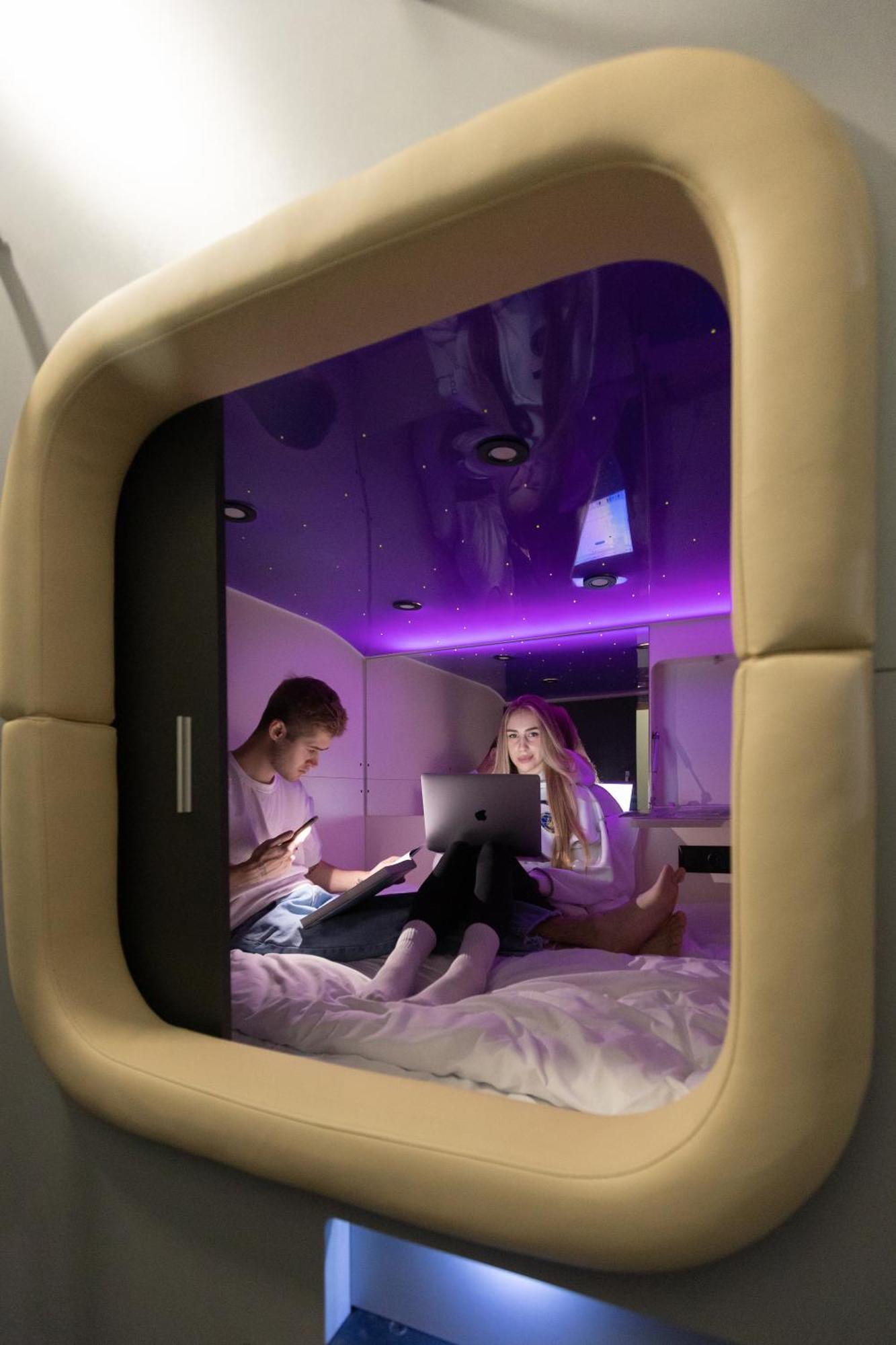 Capsule Hotel Constellation 91 Lviv Buitenkant foto